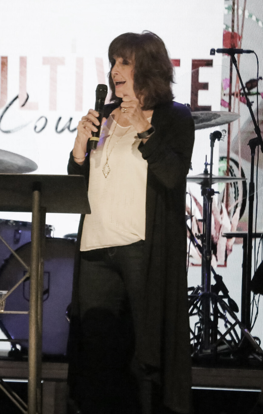 Hue.Cropv2bJackie.OnStage.BackSweater